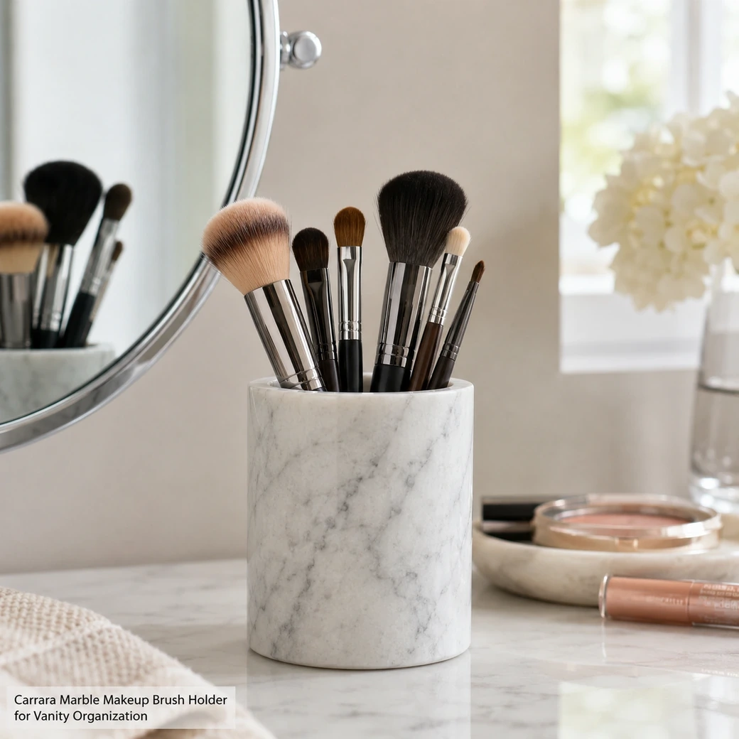 The Ø9 × 10 cm format is suited to compact dry essentials such as cotton swabs, rings, earrings, small jewellery pieces or a modest stack of smaller cotton pads. It is not a large bulk-storage canister, so use the limited internal volume for frequently reached items that can be lifted easily through the lid opening rather than overfilling it with bulky bathroom products.